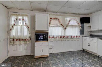 3204 Tartarian Ct, Halethorpe, MD 21227 - photo 2