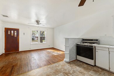 512 W College St, Fredericksburg, TX 78624 - photo 6