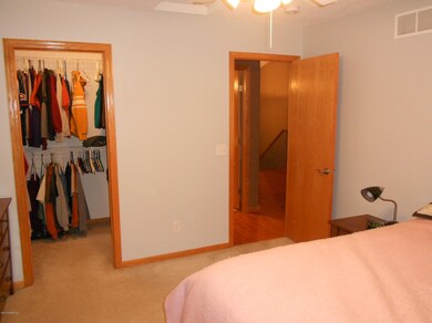 .master bedroom walkin closet