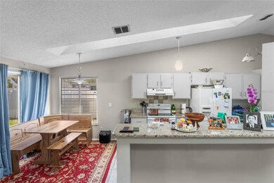 8138 Lesia Cir, Orlando, FL 32835 - photo 4