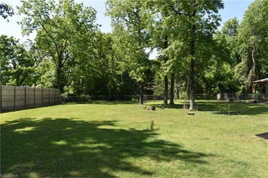 1915 Murrayhill Rd, Greensboro, NC 27403 - photo 5