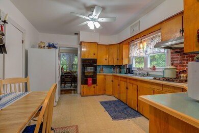 Eat- In Kitchen