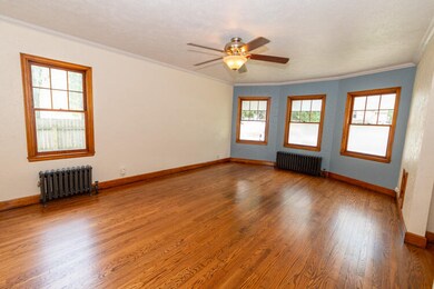 1118 Regent Niles Living room 4