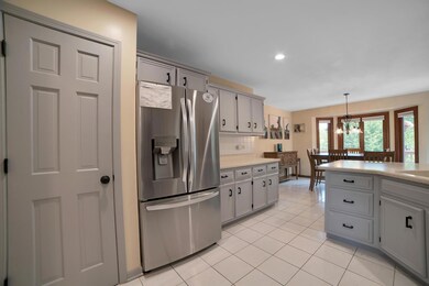 3912 Falcon Dr, Naperville, IL 60564 - photo 4