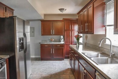 Updated kitchen with Kitchenaid cabinets, soft-clo