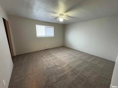 760 E Shore Dr unit 2, Pekin, IL 61554 - photo 4