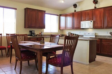 006 Eat in Kitchen