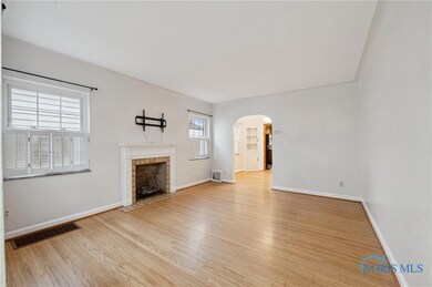 916 W Gramercy Ave, Toledo, OH 43612 - photo 4