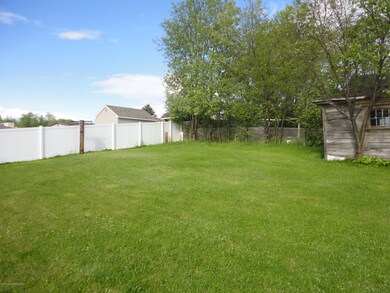 917 Dunmore St, Throop, PA 18512 - photo 5