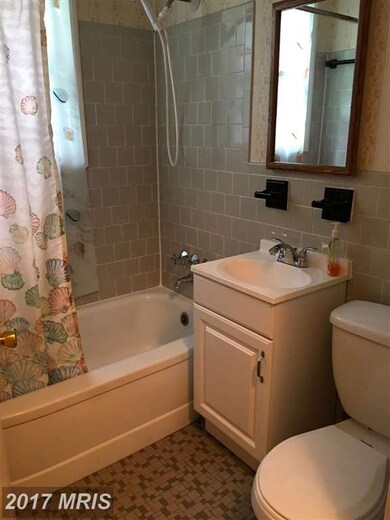 5803 Eastpine Dr, Riverdale, MD 20737 - photo 7