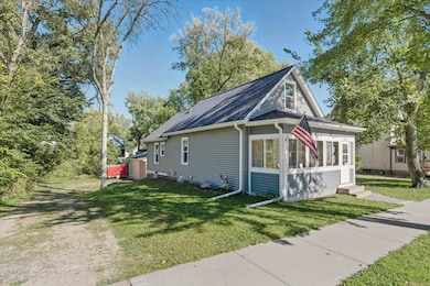 1093 4th St E, Saint Paul, MN 55106 - photo 2