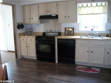 Kitchen - Bright Kitchen with laminate floor