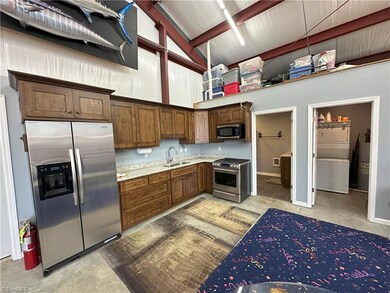 Full kitchen/Granite/Gas cooktop/Microwave/Refrigerator with FULL BATHROOM!