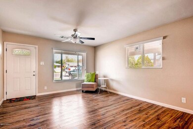 2219 W Verde Ln Phoenix AZ-large-006-Liv