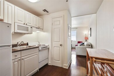 Isn't this just the best kitchen for easy living?!