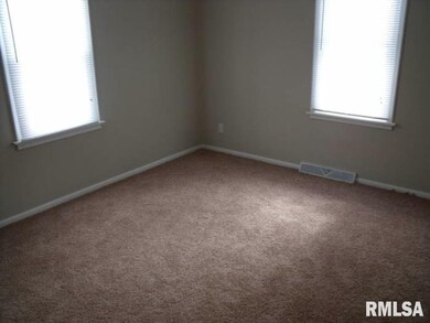 2115 E Locust St, Davenport, IA 52803 - photo 4