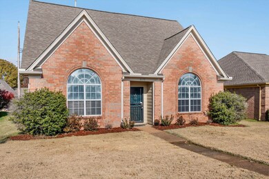 View of front facade featuring a front yard