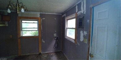 619 Lincoln St, Reidsville, NC 27320 - photo 6