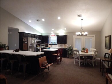 Spacious kitchen w/island and breakfast bar