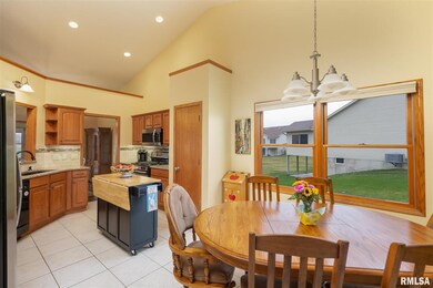 5355 Friendship Dr, Davenport, IA 52804 - photo 6