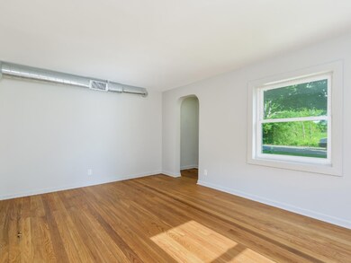 005-Living_Room-5841969-medium4x3