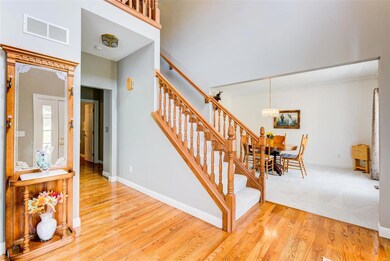 Entry-hardwood floors-lots of light