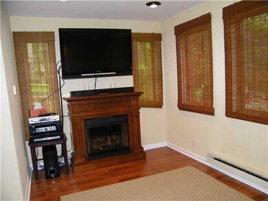 Studio/Study/Office Cozy Den or office with lots o