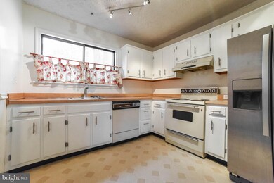 23321 Red Oak Ct, California, MD 20619 - photo 6