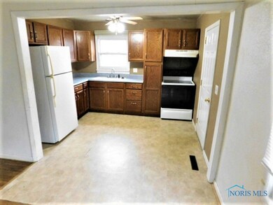 827 Bernard Ave, Findlay, OH 45840 - photo 3