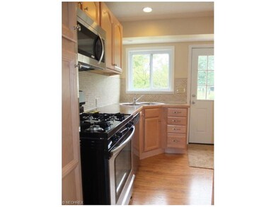 Kitchen has new cabinets with soft close drawers, 