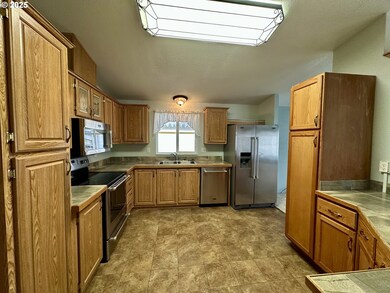 1200 E Central Ave unit Sp 38, Sutherlin, OR 97479 - photo 6