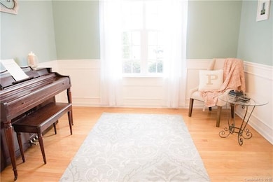 Spacious room for office or sitting area
