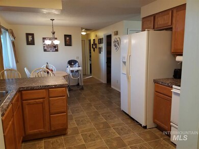 626 W Arizona Ave, Homedale, ID 83628 - photo 2