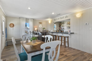 You feel at home in this coastal cottage. The dini