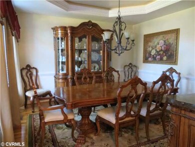 Dining Room - Hardwood, Chairrail, tray ceiling