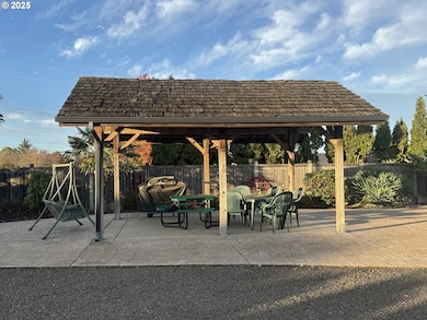 145 River Rd, Junctioncity, OR 97448 - photo 4