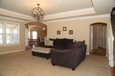 Living has 2 entries to your kitchen/dining room o