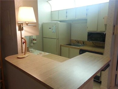 Kitchen. Eating  bar + a dining area. This unit is