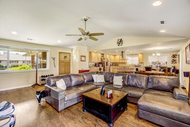 607 Edwina Ave, Central Point, OR 97502 - photo 3