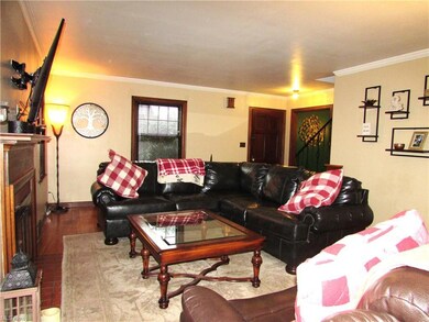 Gas fireplace with mantel in Living room.