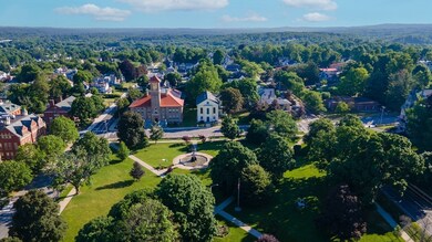 89 1/2 Walnut St, Clinton, MA 01510 - photo 3