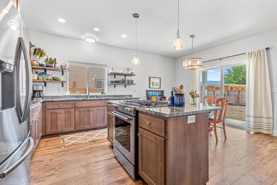 262 Samuel Ln Loop Rd, Phoenix, OR 97535