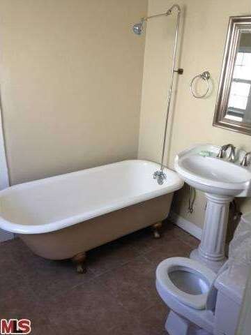 Upgraded bathroom with Classic bathtub 