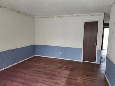 6081 Silver Fox Dr, Florissant, MO 63034 - photo 2