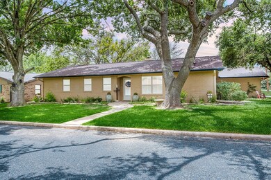 708 Kristofer St, Fredericksburg, TX 78624 - photo 3