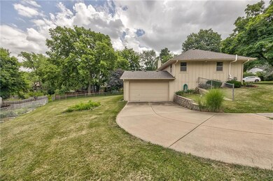 10706 W 50th Terrace, Shawnee, KS 66203 - photo 3