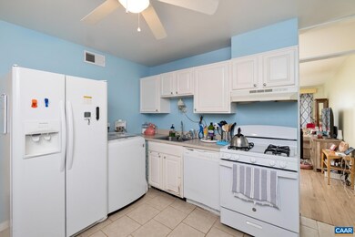 1908 Inglewood Dr unit B, Charlottesville, VA 22901 - photo 3