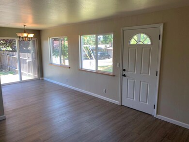 909 SW Spruce St, Grants Pass, OR 97526 - photo 7