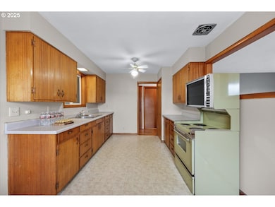 1048 Seeley St, Myrtle Creek, OR 97457 - photo 7