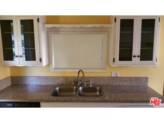 Kitchen w/ granite countertops